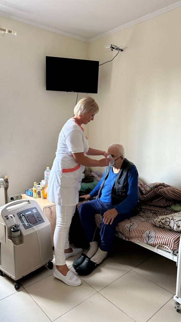допомога медпрацівниці