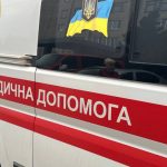 Поблизу Павлограда 67-річний чоловік впав з дерева і поранив стегно арматурою паркану