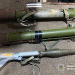 На Дніпропетровщині у чоловіка знайшли більш ніж 4 тисячі набоїв, гранати та гранатомети
