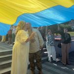 У Дніпрі молодята провели фотосесію під час маршу з 50-метровим стягом