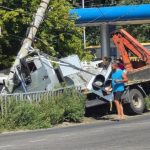 У Дніпрі вантажівка збила світлофор і перекинулася на швидкості