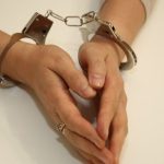 Поліція затримала жінку, яка пошкодила зображення загиблих воїнів у Кам’янському