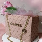 Майстер із Дніпра виготовив їстівний аксесуар у стилі Chanel
