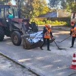Вже понад півтори доби відважні працівники комунальних служб Дніпра усувають наслідки бурі