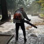 У парку імені Шевченка в Дніпрі 14 вересня 2026 року комунальні служби забезпечують чистоту