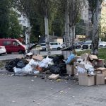У Дніпрі на бульварі Слави накопичилась велика купа відходів біля сміттєвих баків