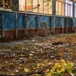 У Дніпрі продемонстрували світлини шкіл з пошкодженими вікнами після обстрілу: більше ста вибитих стекол