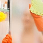 Як очистити скло душової кабіни від вапняного нальоту