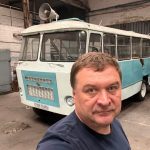 У Дніпрі готують до автопробігу унікальний автобус, що дивом вцілів під час російського обстрілу