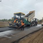 У Павлограді ремонтують ключову дорогу, що з’єднує два прифронтові райони
