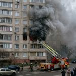 У Дніпрі палає висотний будинок: пожежники піднімаються до квартири на пожежній драбині