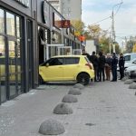 У Дніпрі жінка-водій раптово в’їхала до барбершопу на своєму авто
