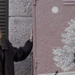 У Дніпрі мисткиня перетворює непомітні вуличні предмети на ніжний стрит-арт