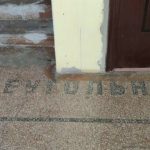 У Дніпрі в під’їзді старої будівлі на підлозі вижили написи, яким майже півтора століття