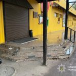 У місті Апостолове озброєний чоловік здійснив грабіж у магазині та відкрив стрілянину по правоохоронцях
