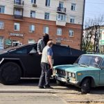 У Дніпрі зіткнулися Cybertruck і ВАЗ