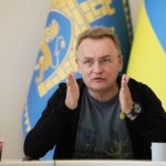 Садовий повідомив, що через блокування платежів двірники і водії трамваїв ризикують залишитись без зарплати