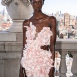 Майстриня з Дніпра виготовила неймовірну сукню з 500 шовкових трояндових пелюсток для Нью-Йоркського тижня моди