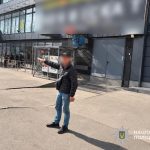 У Дніпрі чоловік проник у магазин і викрав техніку зламавши двері