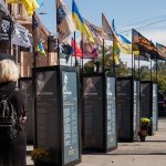 «Щоб пам’ять про кожного героя жила вічно»: у Дніпрі встановили пам’ятний знак захисникам України та алею «Історії Героїв»