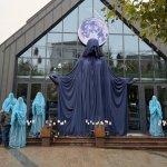 Світло Місяця й блакитні привиди: у самому серці Дніпра з’явилась загадкова Halloween інсталяція