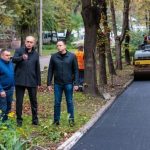 На вулиці Запорізькій у Кам’янському ремонтують тротуар: які ще роботи з облаштування доріг очікуються цього року
