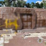 У Самарі двох молодих людей притягнуть до відповідальності через свастику на меморіалі