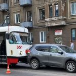 У Кам’янському Nissan перекрив рух трамваїв в напрямку Одеської